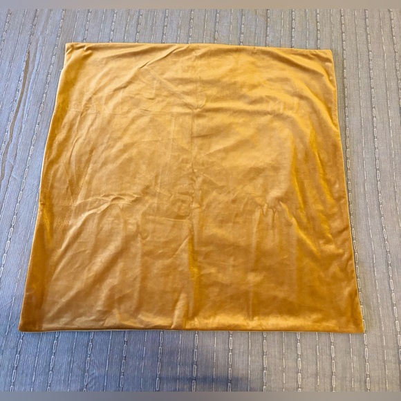 Set of 4 Gold Velvet Pillow Covers - Picture 4 of 4